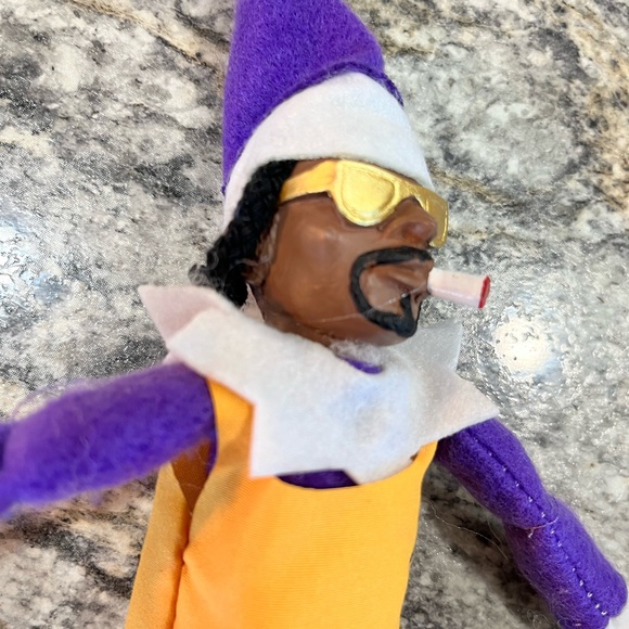 NWT Green Snoop Dogg Resin & fabric doll Doll - Green Christmas elf on shelve - Picture 6 of 9